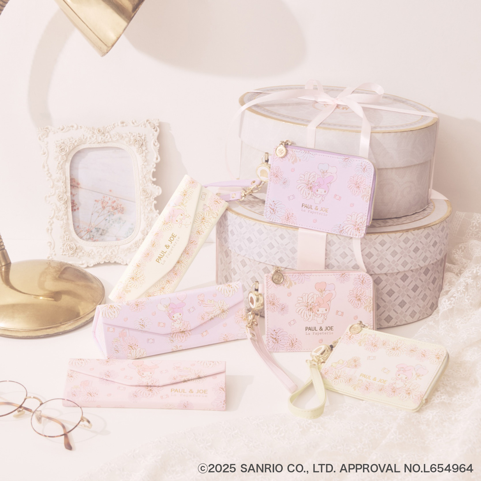 ITEM 04 - Glasses & Pass Case